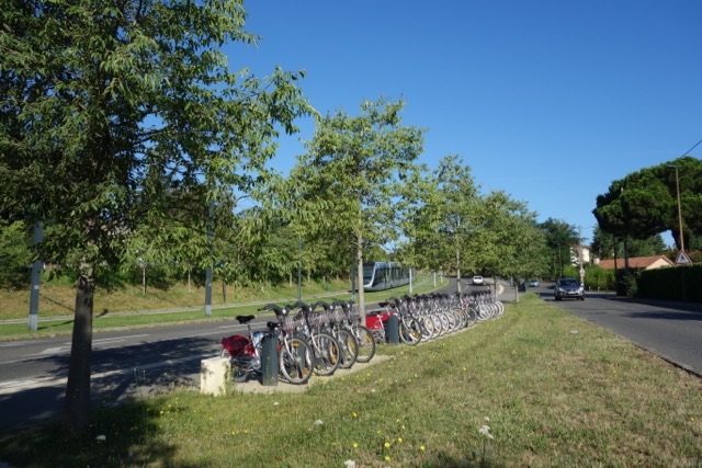 urban transport : Vlib Piste cyclable le long de la Garonne, Tram, Bus